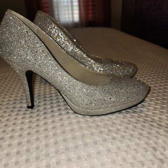 SILVER SLIPPER EUC WOMEN'S SIZE 8W MIRAGE BLING FASHION PUMP HEELS - Picture 1 of 9